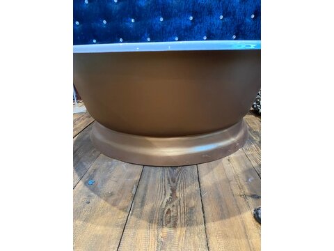 Stunning circular bath recently re-enamelled to the highest standard