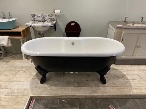 A RECLAIMED DOUBLE ENDED CAST IRON BATH B2911